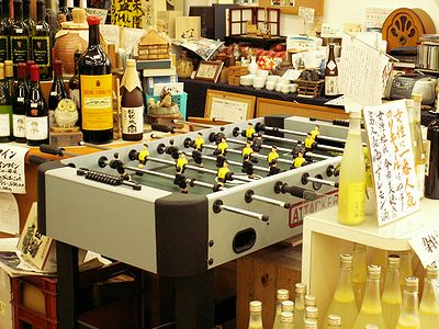 日本酒ショップがなぜかサッカーゲームを売る？