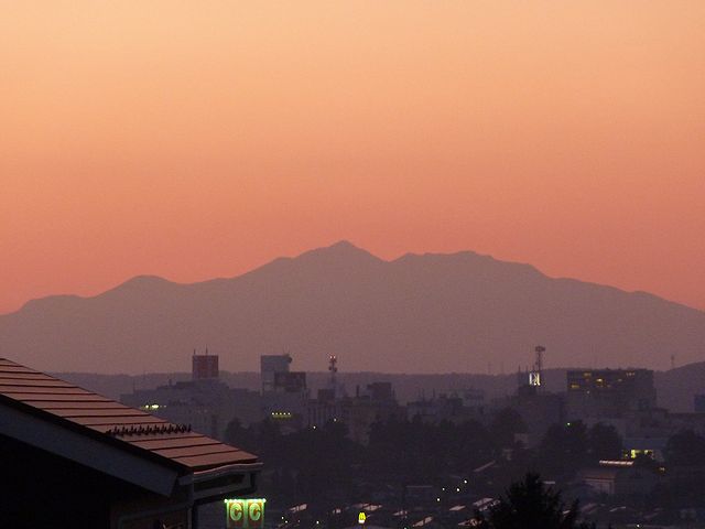 八戸から望む夕陽の八甲田山